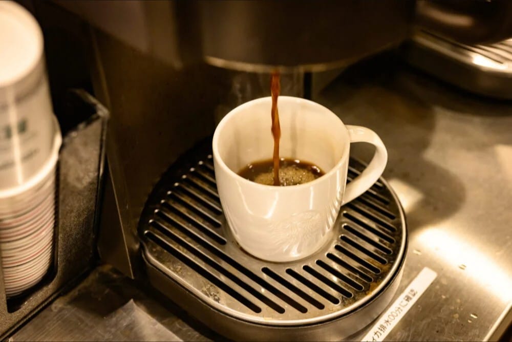 クローバー バーティカからカップにコーヒーが注がれる瞬間