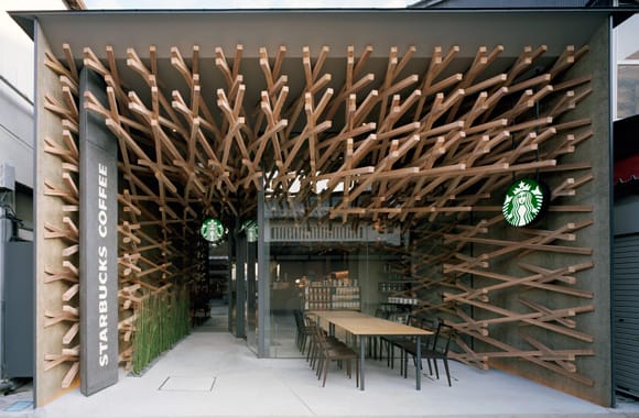 太宰府天満宮表参道店 ─ 隈研吾デザインの木組み構造(出典: スターバックス コーヒー ジャパン公式)