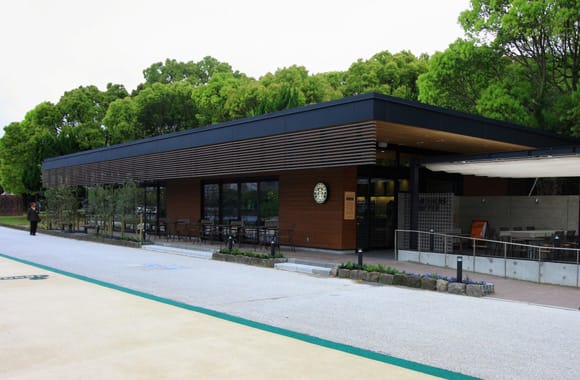 福岡大濠公園店 ─ 大濠公園内、環境に配慮したコミュニティ空間(出典: スターバックス コーヒー ジャパン公式)
