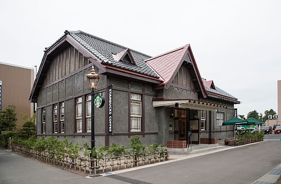 弘前公園前店の外観 ─ 登録有形文化財「旧第八師団長官舎」を活用(出典: スターバックス コーヒー ジャパン公式)