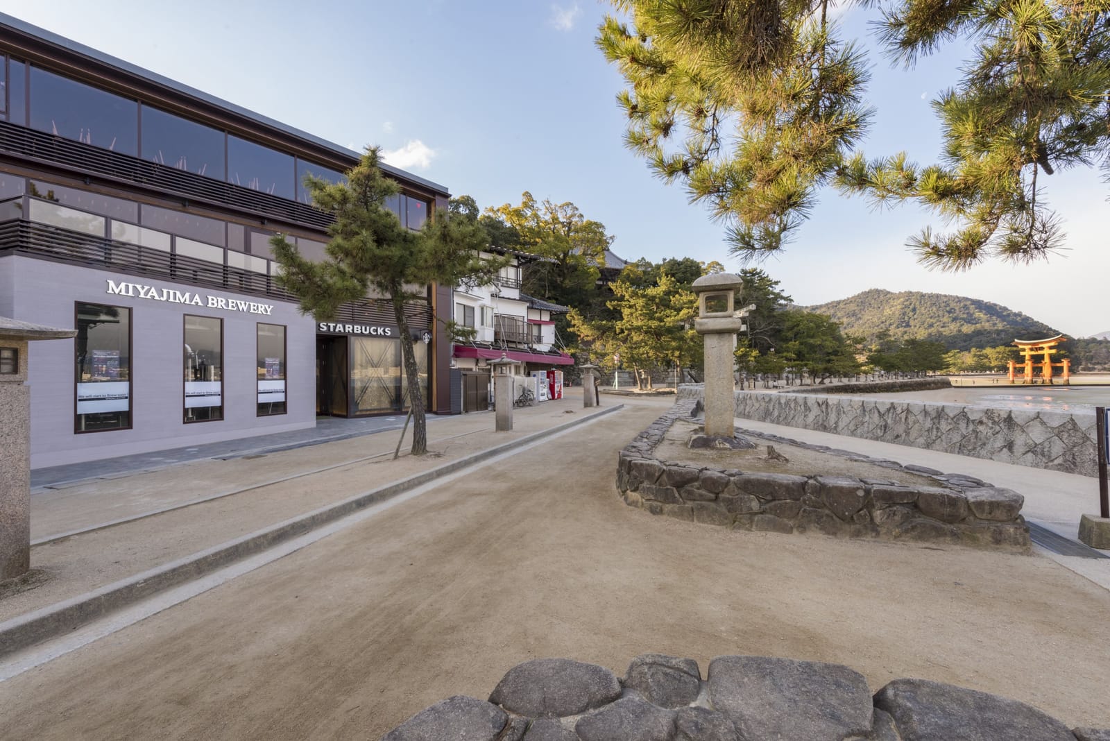 厳島表参道店 ─ 世界遺産・厳島神社の表参道(出典: スターバックス コーヒー ジャパン公式)