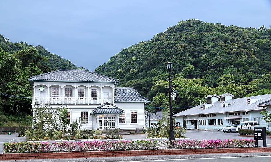 鹿児島仙巌園店 ─ 名勝・仙巌園の庭園内に立地(出典: スターバックス コーヒー ジャパン公式)