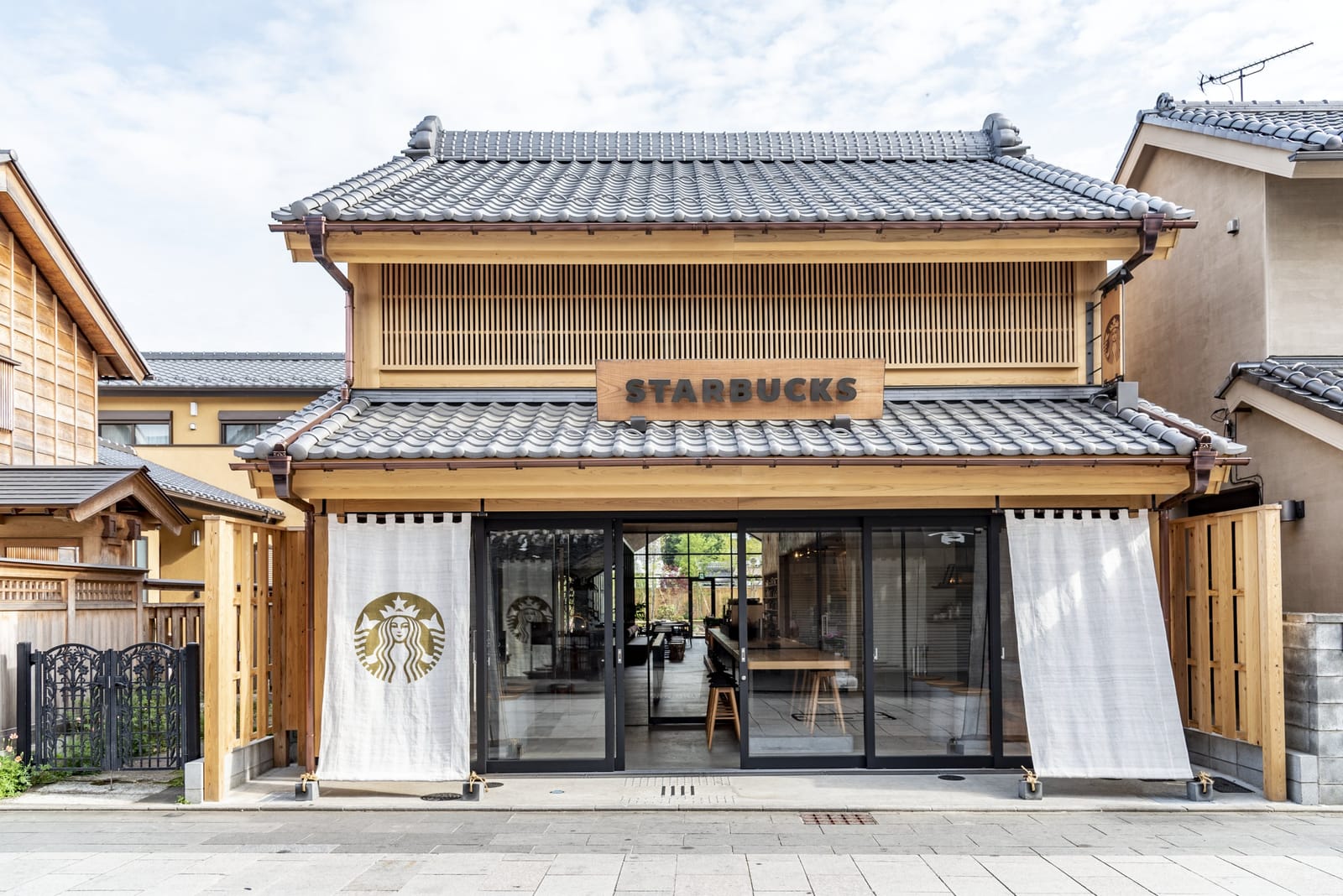 川越鐘つき通り店 ─ 蔵造りの町並みに溶け込む外観(出典: スターバックス コーヒー ジャパン公式)