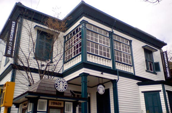 神戸北野異人館店 ─ 登録有形文化財の2階建て洋館(出典: スターバックス コーヒー ジャパン公式)