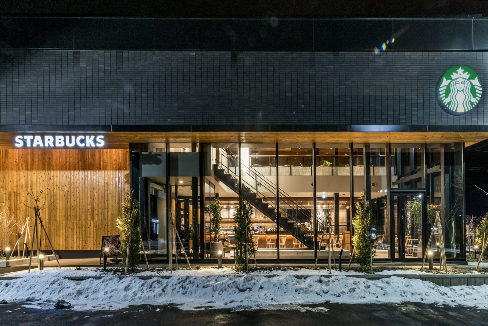 釧路鶴見橋店の外観 ─ 釧路川沿いに佇む地域ランドマーク(出典: スターバックス コーヒー ジャパン公式)