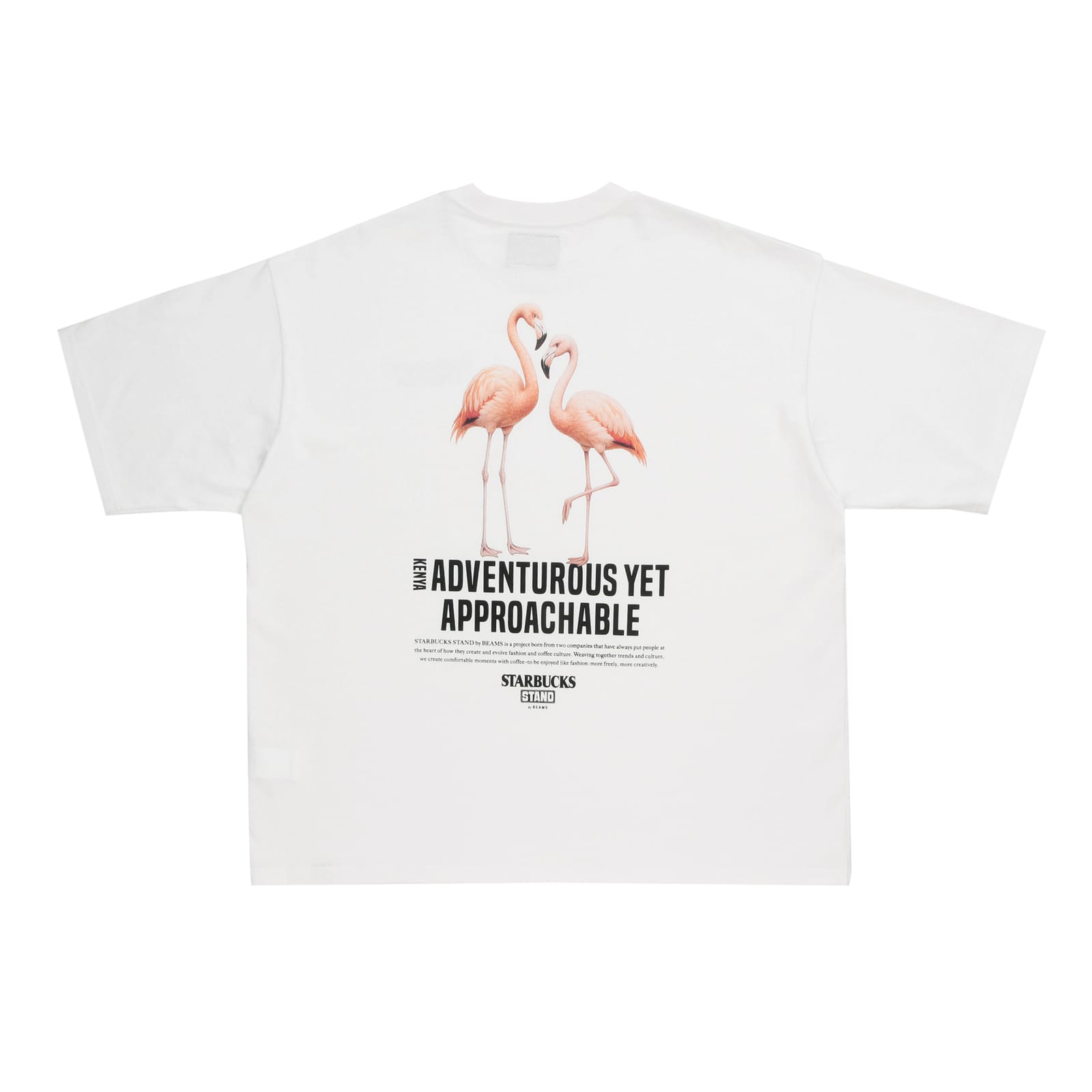 アニマルプリントTシャツ ─ ケニアに生息するフラミンゴをモチーフにしたプリントが、胸元から袖にかけて配置されている