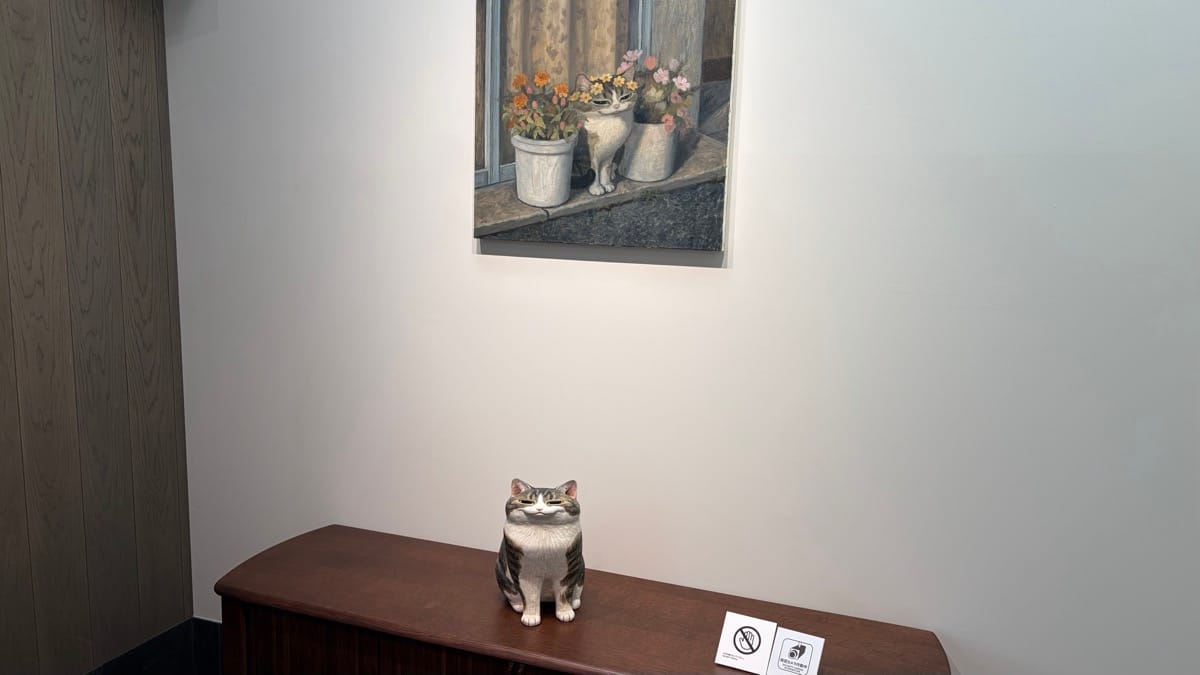 Karin Hosono氏の猫の作品。絵画と立体が組み合わされた展示