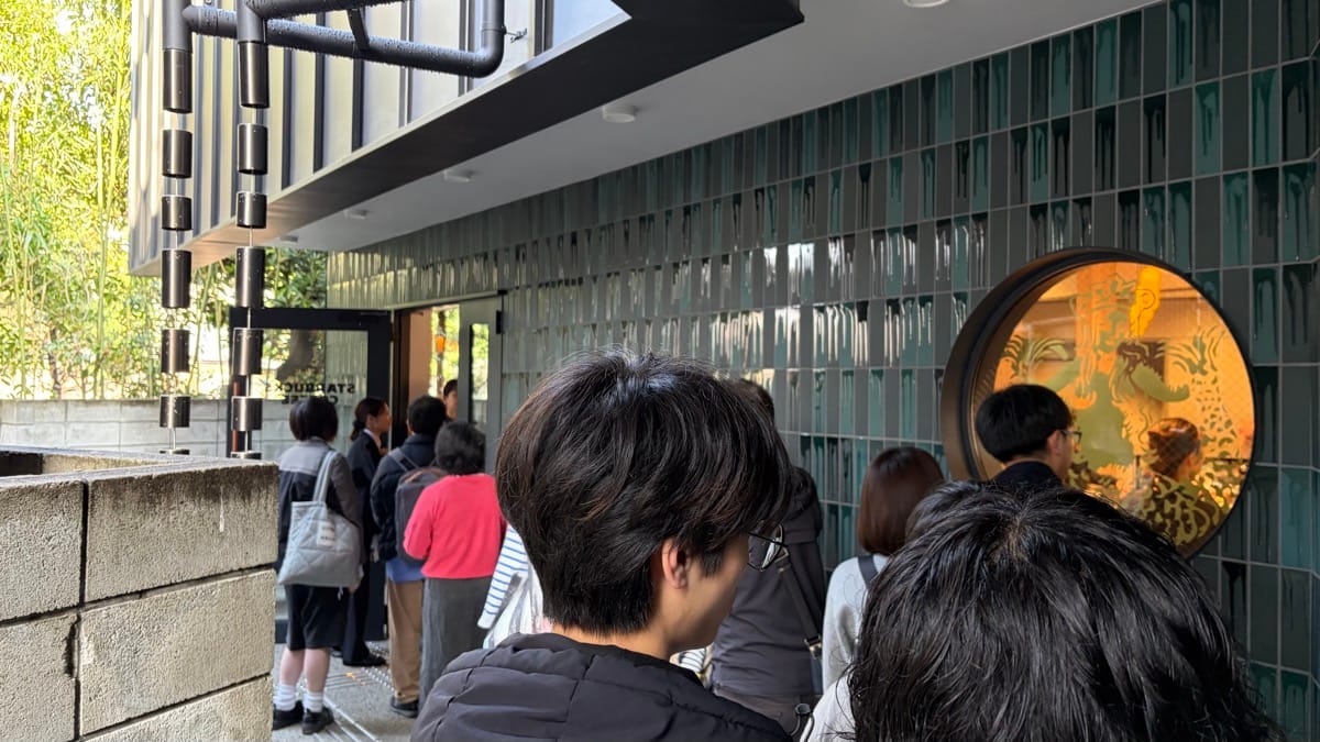 入口付近。グリーンのタイルと丸窓にアート作品が見える