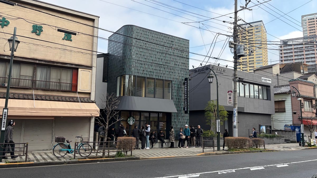 オープン初日の行列。開店前に約100人が並んだ