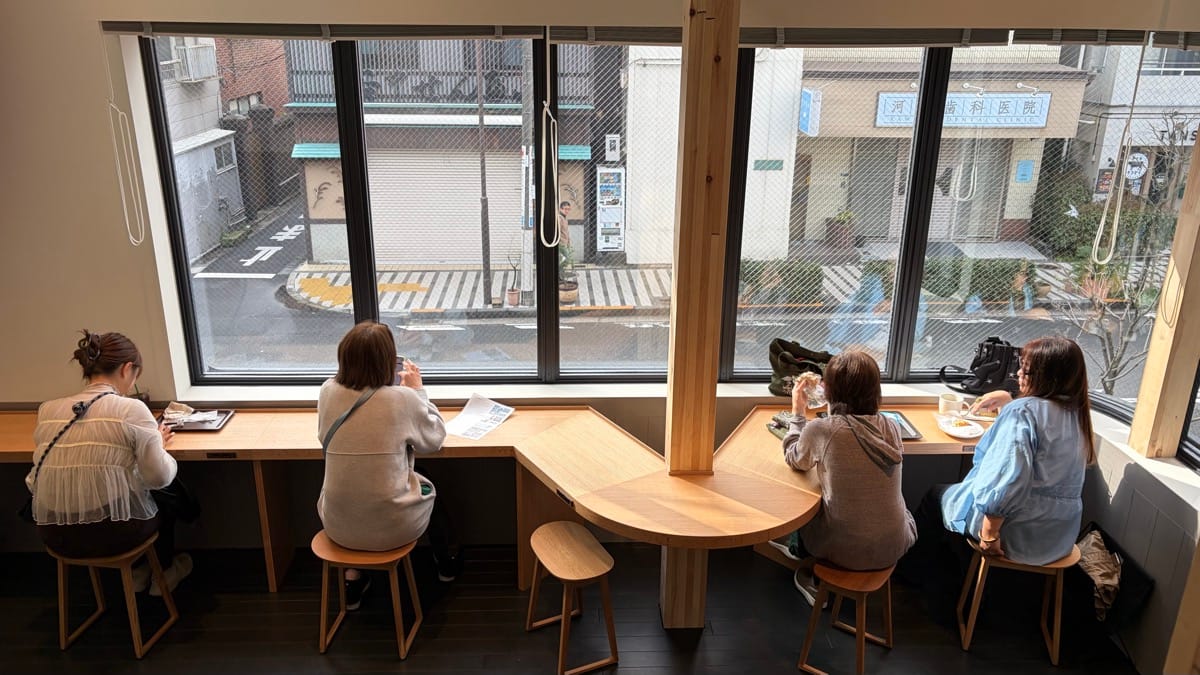中二階のカウンター席。窓越しに通りを眺められる